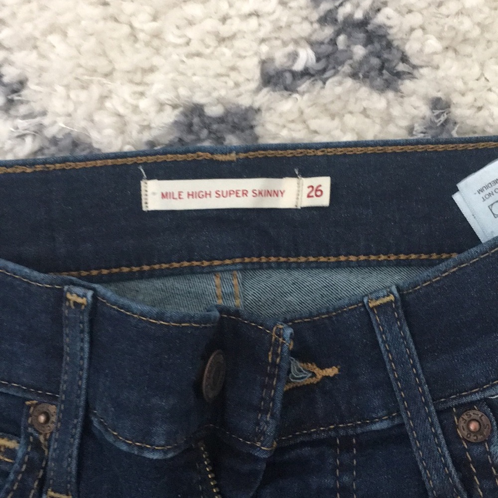 NWOT Levi dark wash mile high size 26